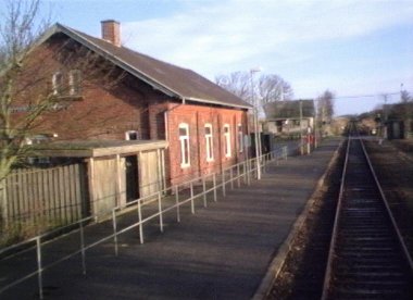 Uglev gl. stationsbygning. (c) Foto: Arne Lind 1998