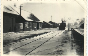 Morgen toget på vej ind på Hvidbjerg station omkring 1956 (LK)